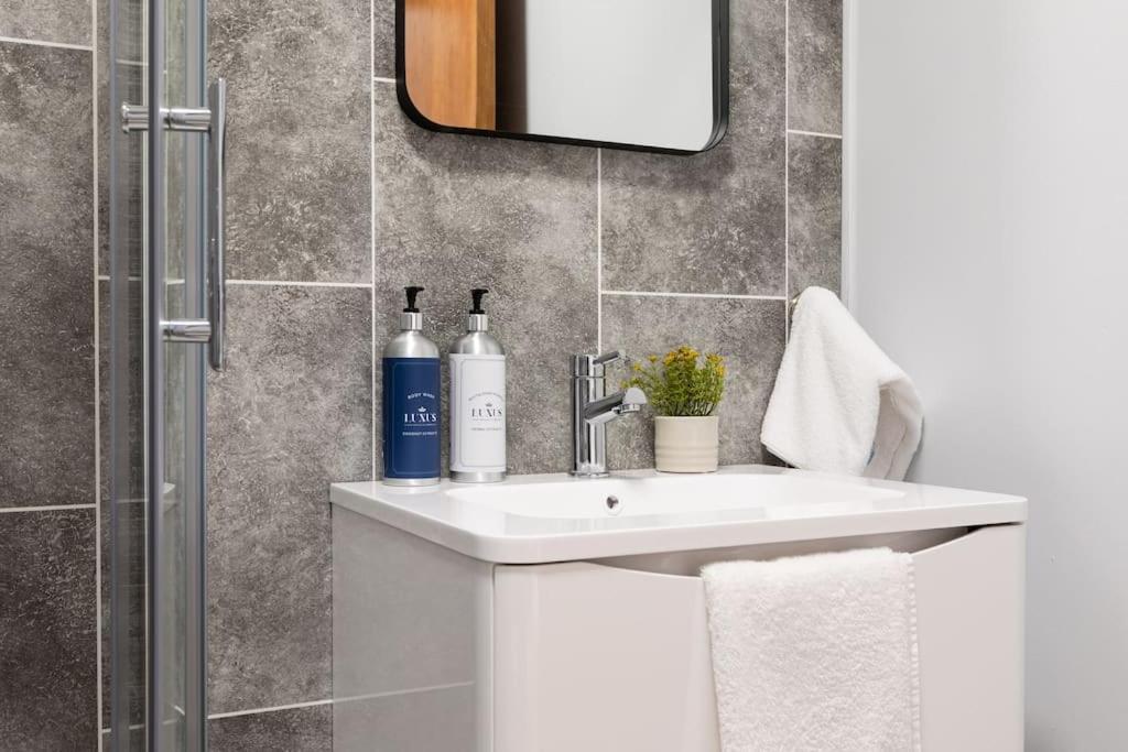 Modern Penthouse Apartment 2 Bed, 2 Bath Sleeps 6 City Centre Belfast Kültér fotó